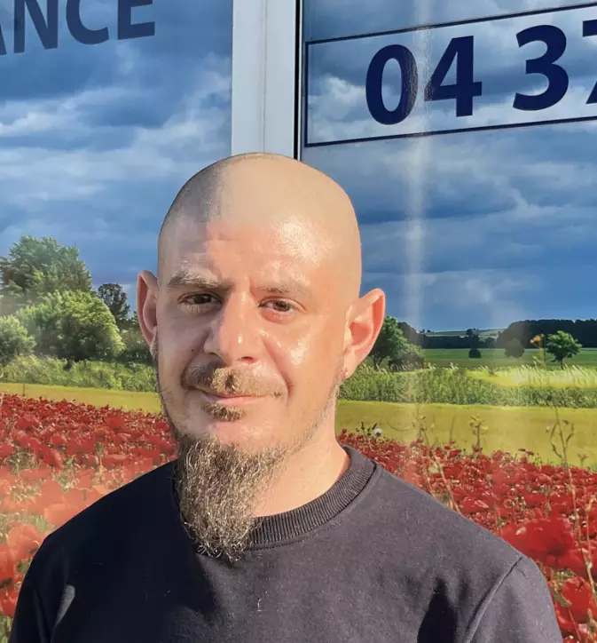 <b>Cyril</b><br><i>36 ans - Employé polyvalent</i>