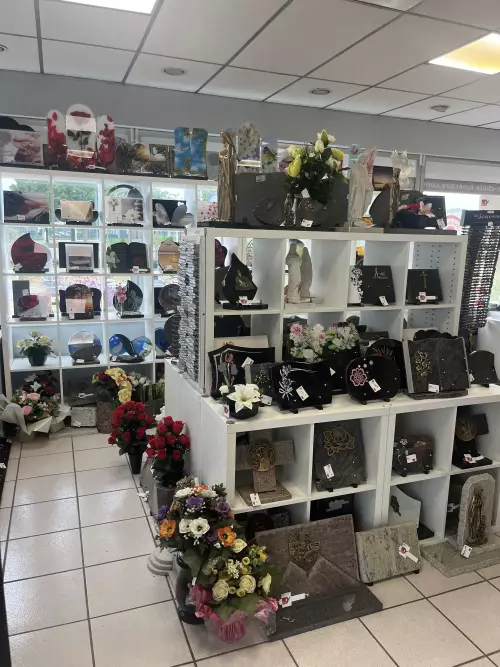 Une belle diversité de plaques funéraires !
